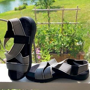 🖤🤍 stretchy summer sandals🤍🖤